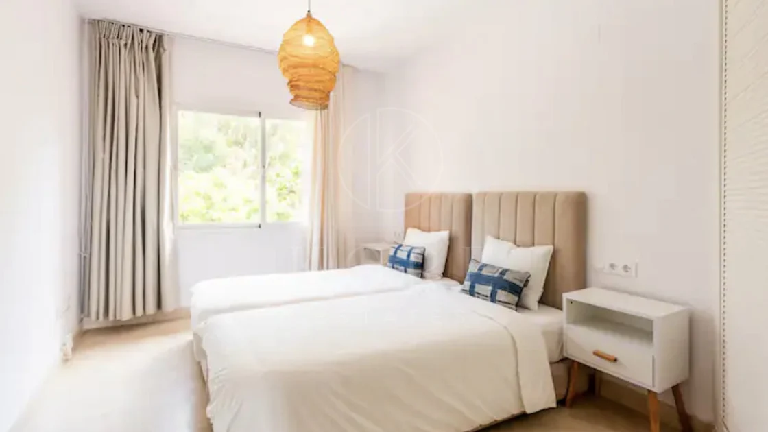Elegante Apartamento de 2 Dormitorios en la Milla de Oro de Marbella con Gimnasio y Parking Subterráneo