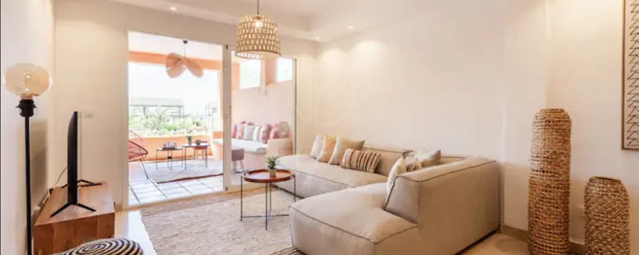 Elegante Apartamento de 2 Dormitorios en la Milla de Oro de Marbella con Gimnasio y Parking Subterráneo