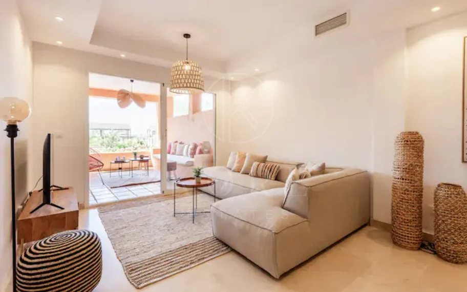 Elegante Apartamento de 2 Dormitorios en la Milla de Oro de Marbella con Gimnasio y Parking Subterráneo