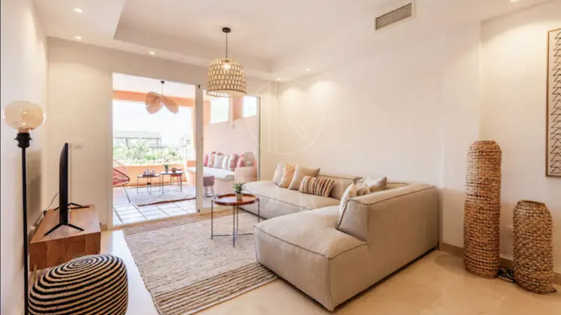 Elegante Apartamento de 2 Dormitorios en la Milla de Oro de Marbella con Gimnasio y Parking Subterráneo