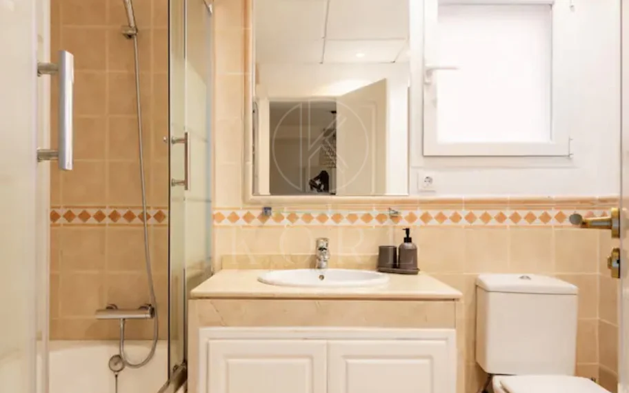 Elegante Apartamento de 2 Dormitorios en la Milla de Oro de Marbella con Gimnasio y Parking Subterráneo