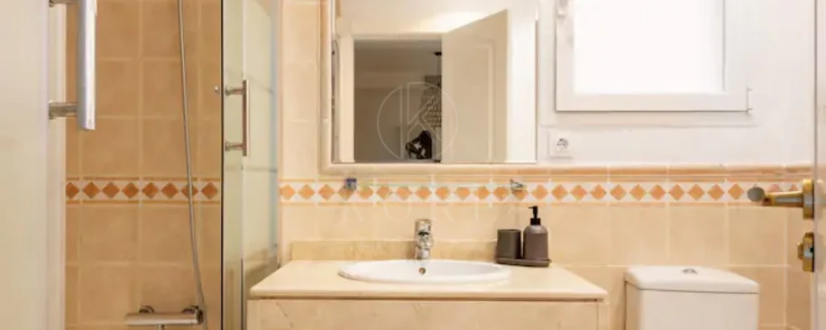 Elegante Apartamento de 2 Dormitorios en la Milla de Oro de Marbella con Gimnasio y Parking Subterráneo