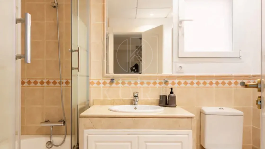 Elegante Apartamento de 2 Dormitorios en la Milla de Oro de Marbella con Gimnasio y Parking Subterráneo