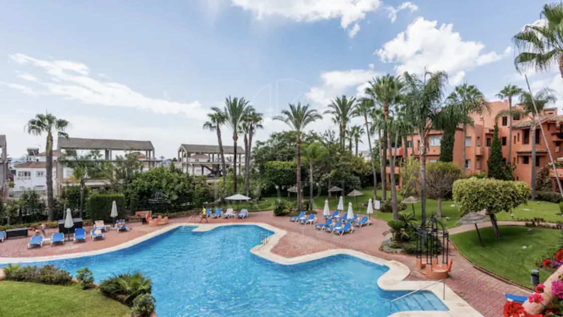 Elegante Apartamento de 2 Dormitorios en la Milla de Oro de Marbella con Gimnasio y Parking Subterráneo
