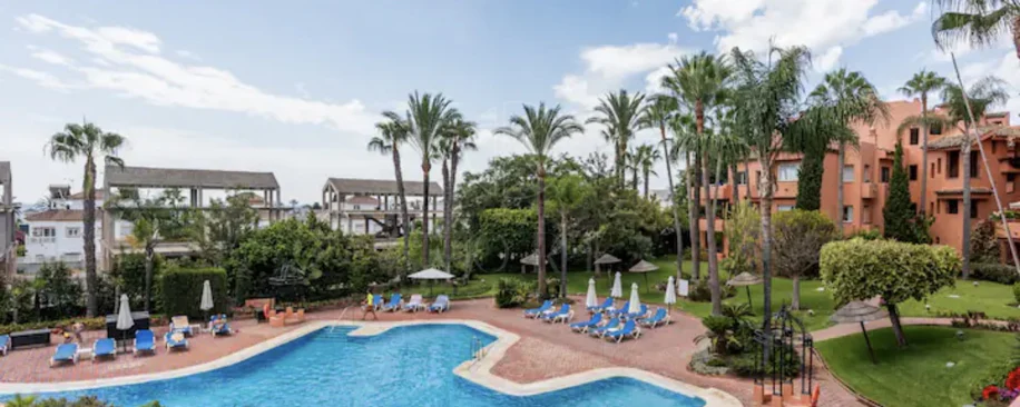 Elegante Apartamento de 2 Dormitorios en la Milla de Oro de Marbella con Gimnasio y Parking Subterráneo