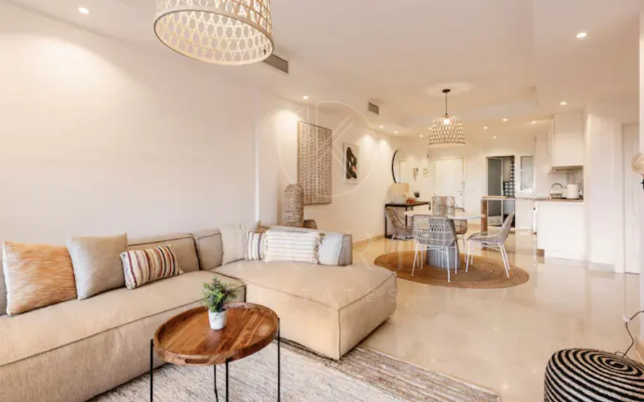 Elegante Apartamento de 2 Dormitorios en la Milla de Oro de Marbella con Gimnasio y Parking Subterráneo