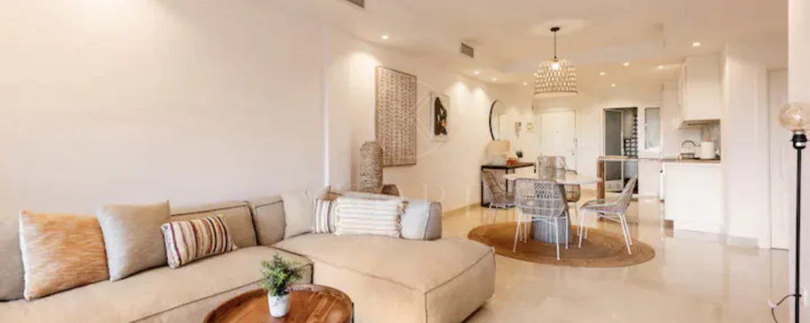 Elegante Apartamento de 2 Dormitorios en la Milla de Oro de Marbella con Gimnasio y Parking Subterráneo