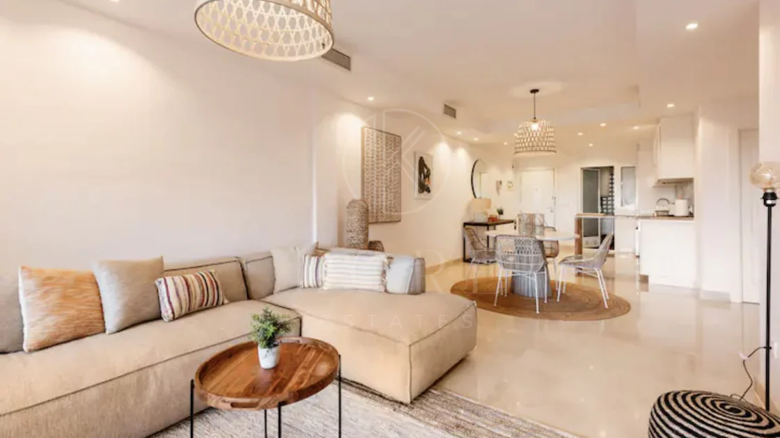 Elegante Apartamento de 2 Dormitorios en la Milla de Oro de Marbella con Gimnasio y Parking Subterráneo
