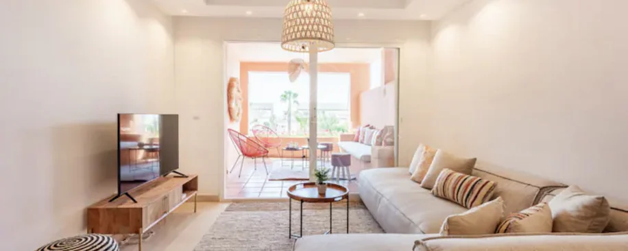 Elegante Apartamento de 2 Dormitorios en la Milla de Oro de Marbella con Gimnasio y Parking Subterráneo