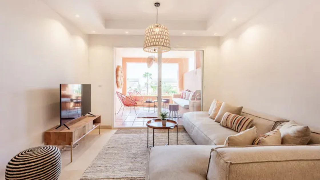 Elegante Apartamento de 2 Dormitorios en la Milla de Oro de Marbella con Gimnasio y Parking Subterráneo