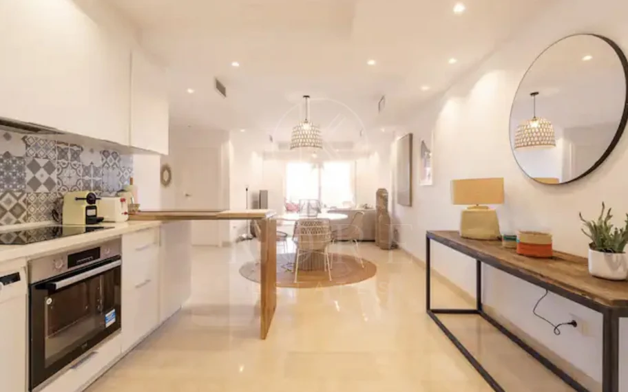 Elegante Apartamento de 2 Dormitorios en la Milla de Oro de Marbella con Gimnasio y Parking Subterráneo