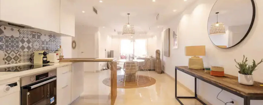 Elegante Apartamento de 2 Dormitorios en la Milla de Oro de Marbella con Gimnasio y Parking Subterráneo