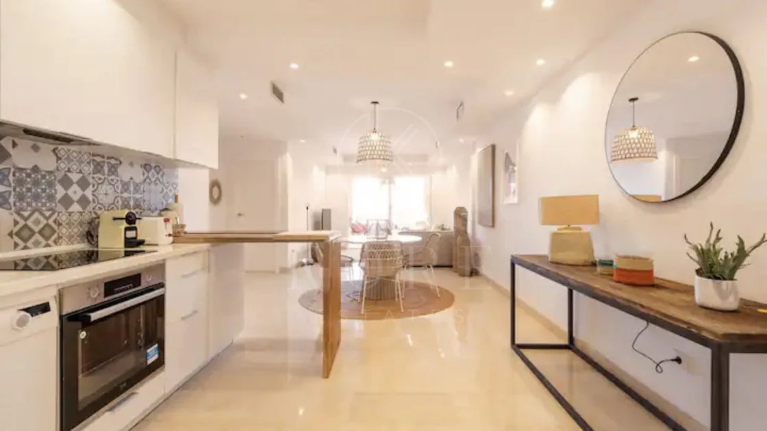 Elegante Apartamento de 2 Dormitorios en la Milla de Oro de Marbella con Gimnasio y Parking Subterráneo
