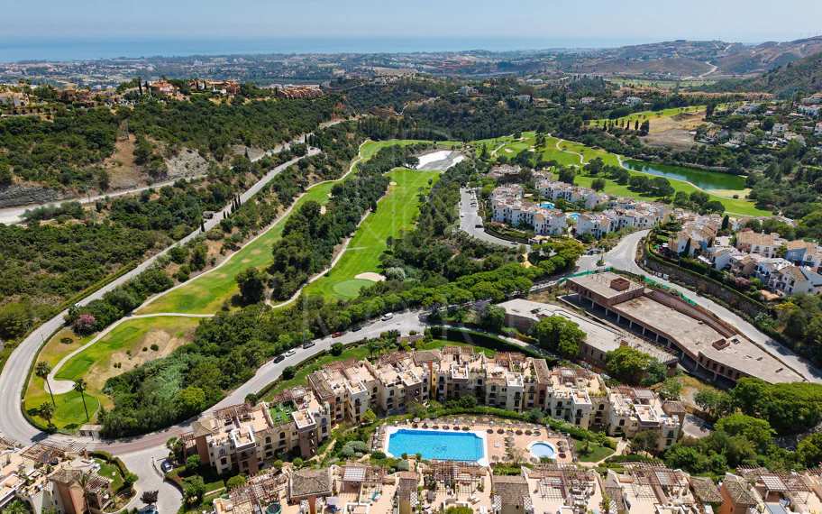 Bienvenido a este hermoso ático renovado que ofrece una vida luminosa y contemporánea en una tranquila urbanización andaluza!