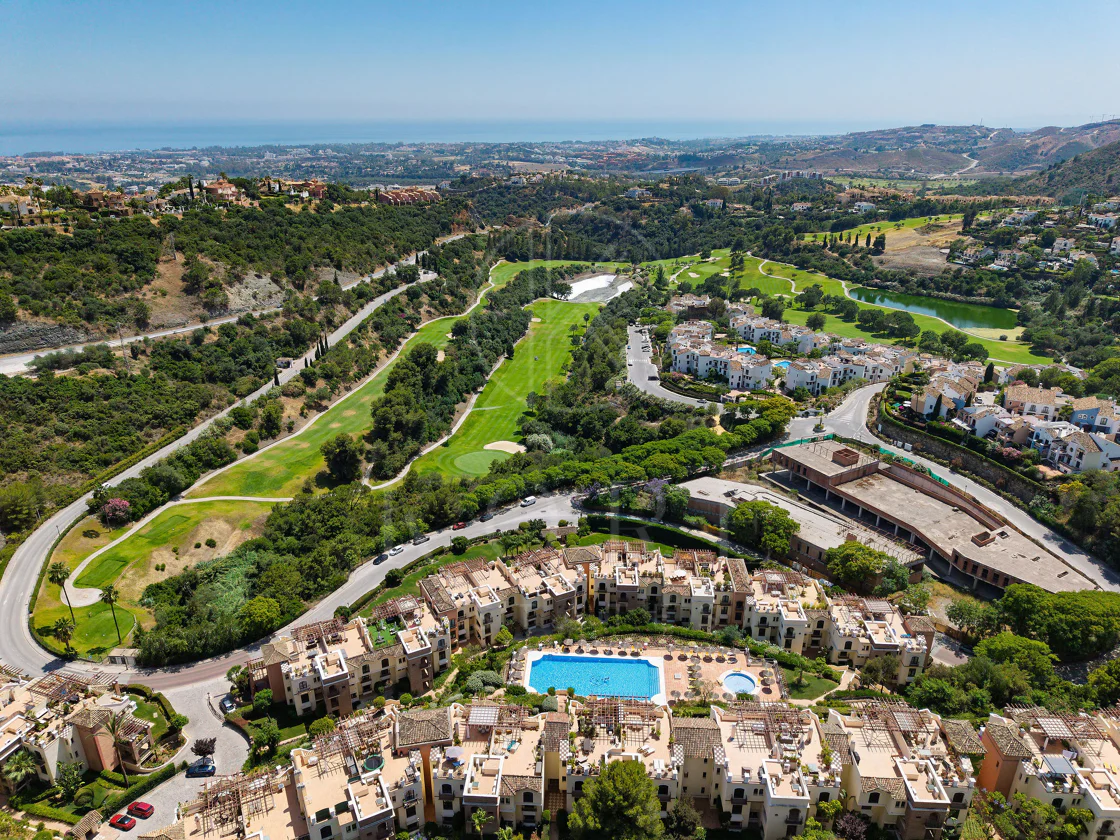 Welcome to this beautifully renovated penthouse offering bright, contemporary living in a tranquil Andalusian urbanization!