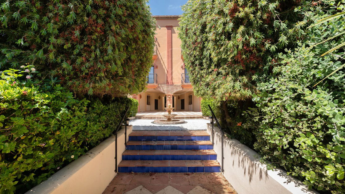 Welcome to this beautifully renovated penthouse offering bright, contemporary living in a tranquil Andalusian urbanization!