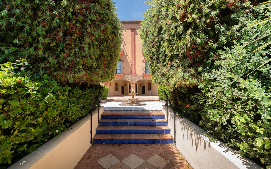 Bienvenido a este hermoso ático renovado que ofrece una vida luminosa y contemporánea en una tranquila urbanización andaluza!