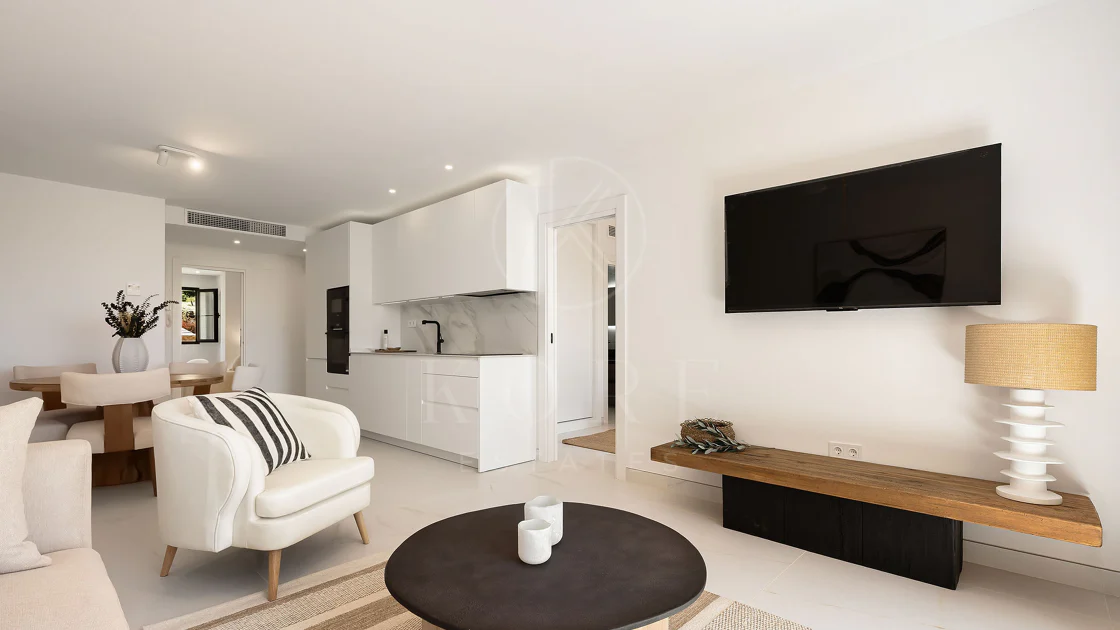 Welcome to this beautifully renovated penthouse offering bright, contemporary living in a tranquil Andalusian urbanization!