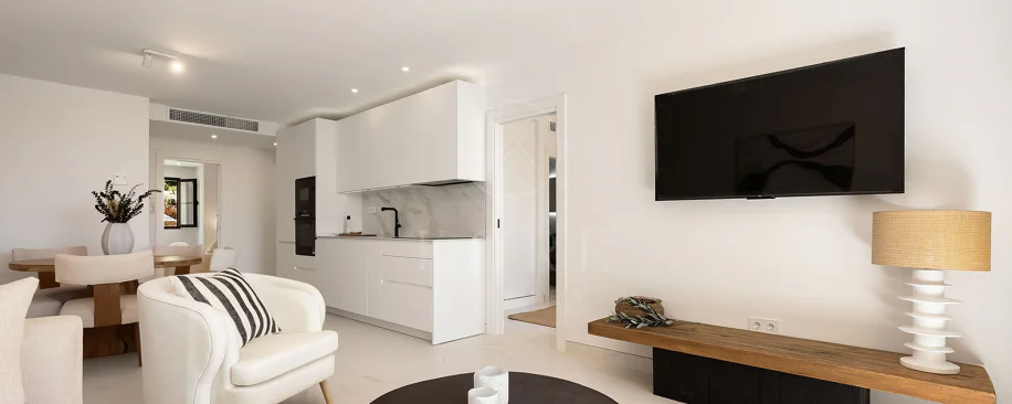 Welcome to this beautifully renovated penthouse offering bright, contemporary living in a tranquil Andalusian urbanization!