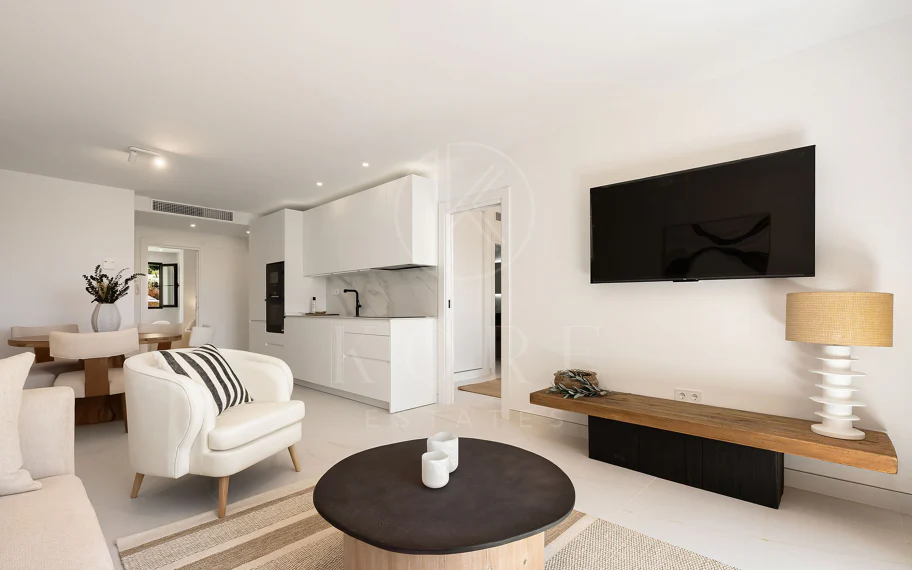 Bienvenido a este hermoso ático renovado que ofrece una vida luminosa y contemporánea en una tranquila urbanización andaluza!