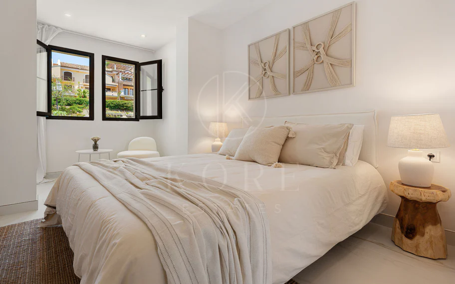 Bienvenido a este hermoso ático renovado que ofrece una vida luminosa y contemporánea en una tranquila urbanización andaluza!
