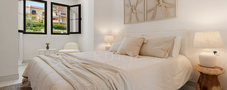 Welcome to this beautifully renovated penthouse offering bright, contemporary living in a tranquil Andalusian urbanization!