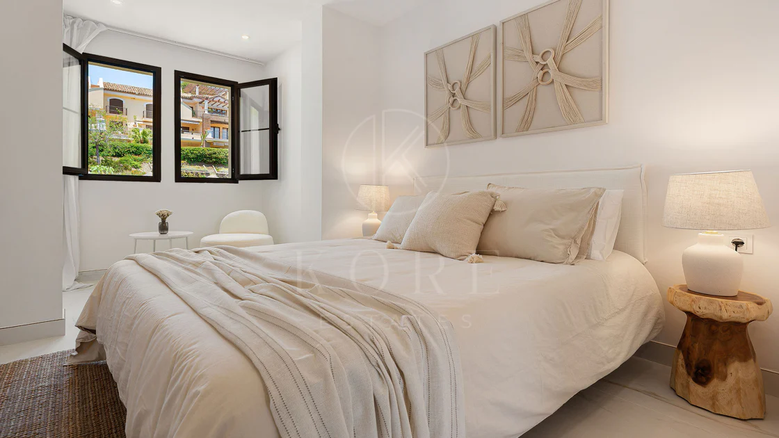 Welcome to this beautifully renovated penthouse offering bright, contemporary living in a tranquil Andalusian urbanization!
