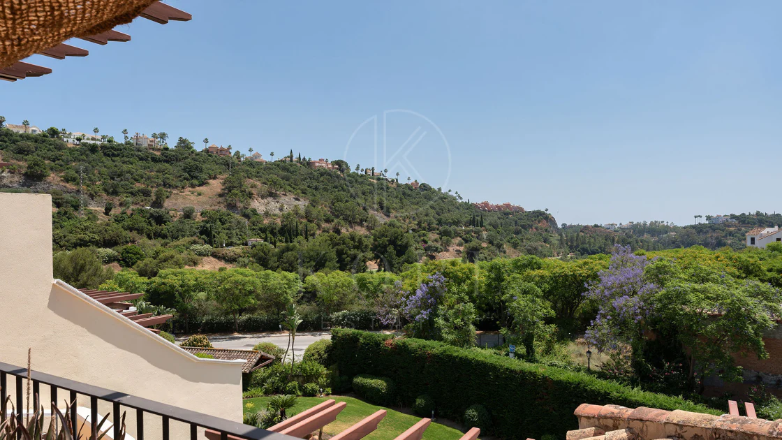 Welcome to this beautifully renovated penthouse offering bright, contemporary living in a tranquil Andalusian urbanization!