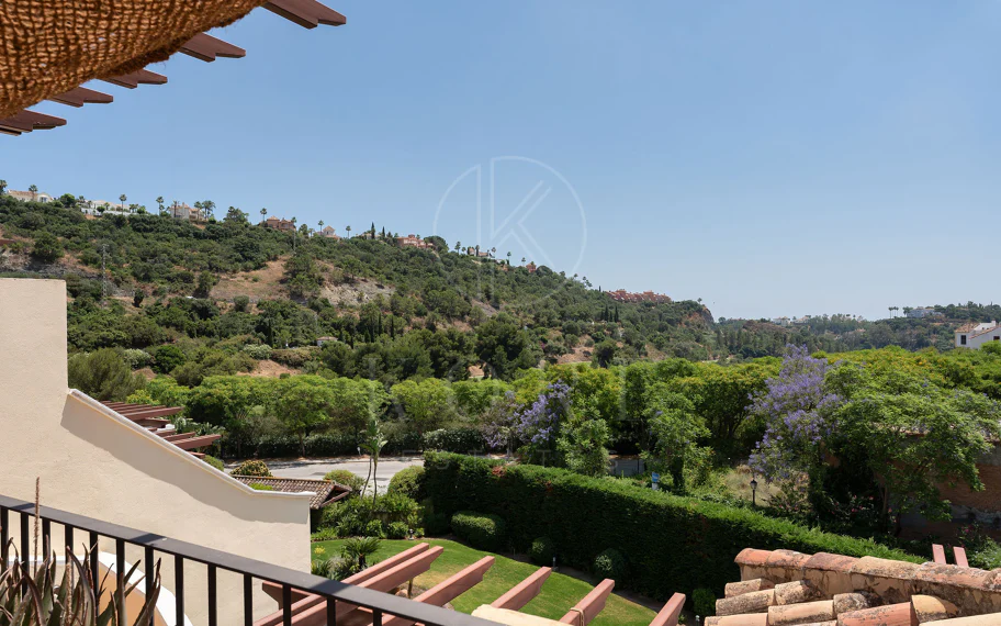 Bienvenido a este hermoso ático renovado que ofrece una vida luminosa y contemporánea en una tranquila urbanización andaluza!