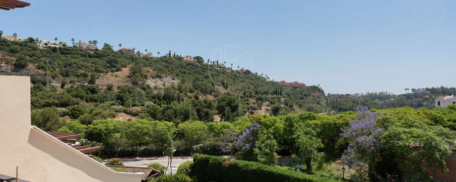 Welcome to this beautifully renovated penthouse offering bright, contemporary living in a tranquil Andalusian urbanization!