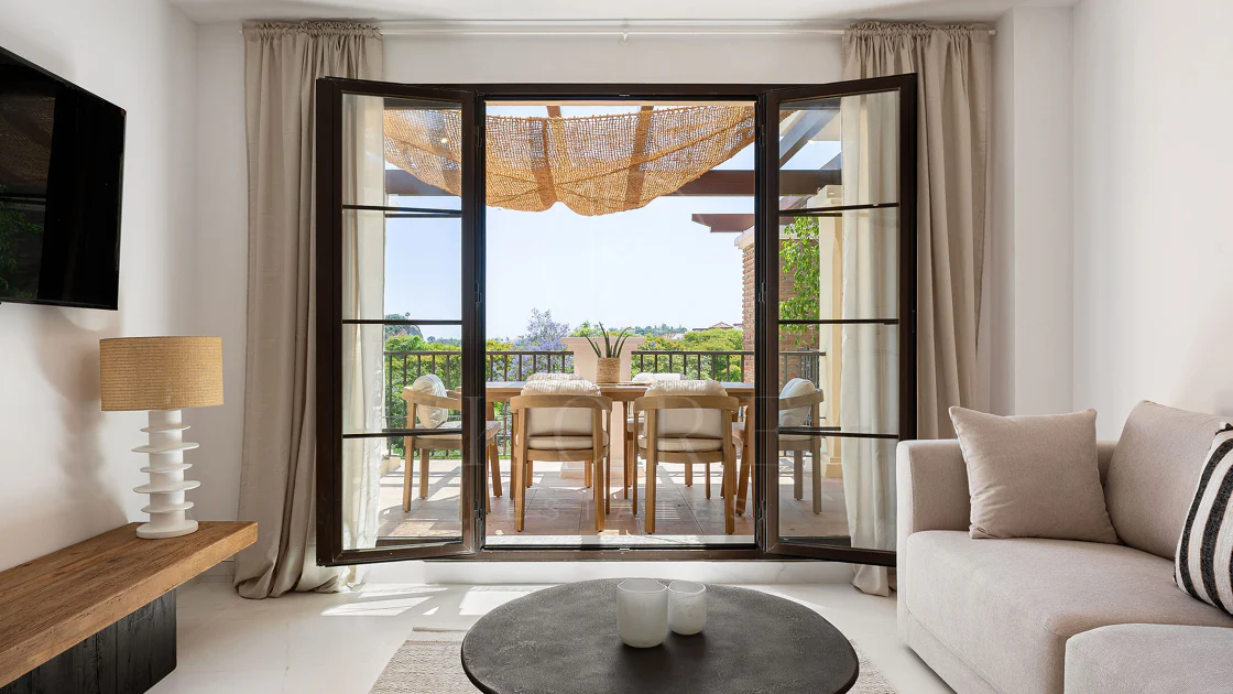 Welcome to this beautifully renovated penthouse offering bright, contemporary living in a tranquil Andalusian urbanization!