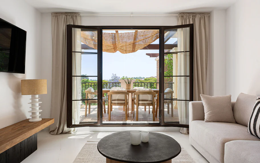 Bienvenido a este hermoso ático renovado que ofrece una vida luminosa y contemporánea en una tranquila urbanización andaluza!