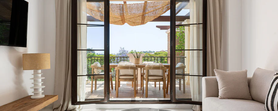 Welcome to this beautifully renovated penthouse offering bright, contemporary living in a tranquil Andalusian urbanization!