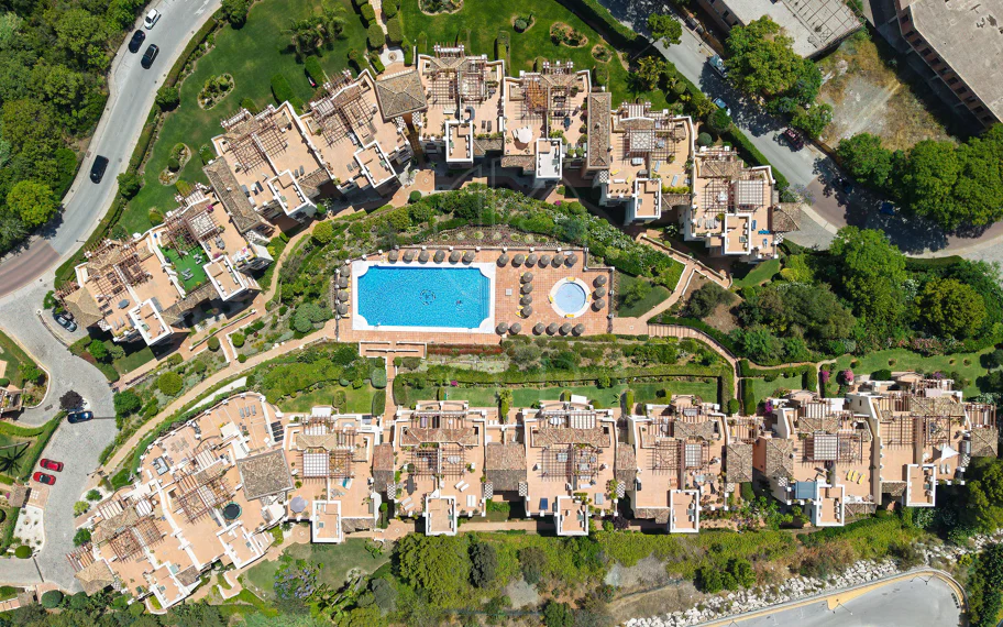 Bienvenido a este hermoso ático renovado que ofrece una vida luminosa y contemporánea en una tranquila urbanización andaluza!