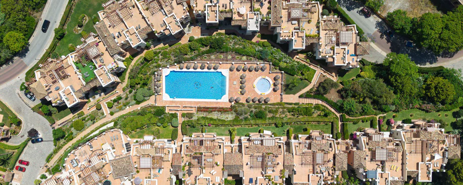 Welcome to this beautifully renovated penthouse offering bright, contemporary living in a tranquil Andalusian urbanization!