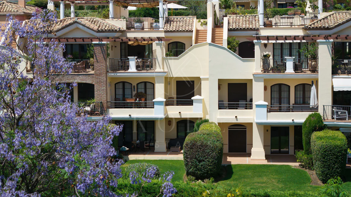 Welcome to this beautifully renovated penthouse offering bright, contemporary living in a tranquil Andalusian urbanization!