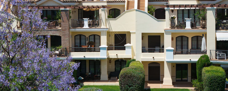 Welcome to this beautifully renovated penthouse offering bright, contemporary living in a tranquil Andalusian urbanization!