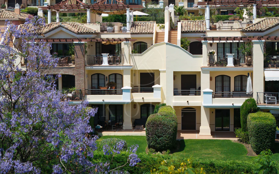 Bienvenido a este hermoso ático renovado que ofrece una vida luminosa y contemporánea en una tranquila urbanización andaluza!