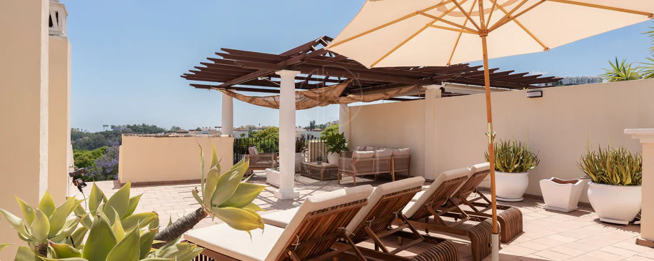 Welcome to this beautifully renovated penthouse offering bright, contemporary living in a tranquil Andalusian urbanization!