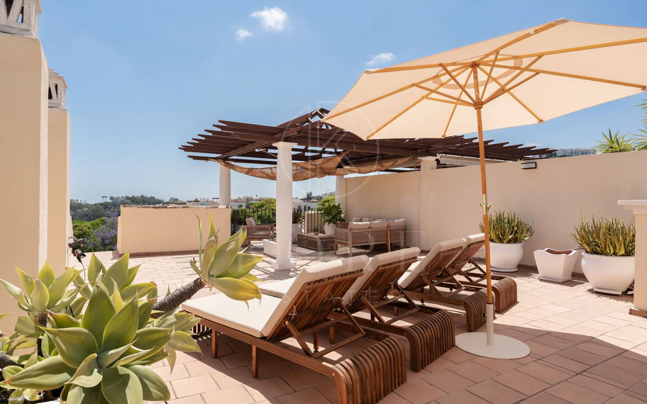 Bienvenido a este hermoso ático renovado que ofrece una vida luminosa y contemporánea en una tranquila urbanización andaluza!