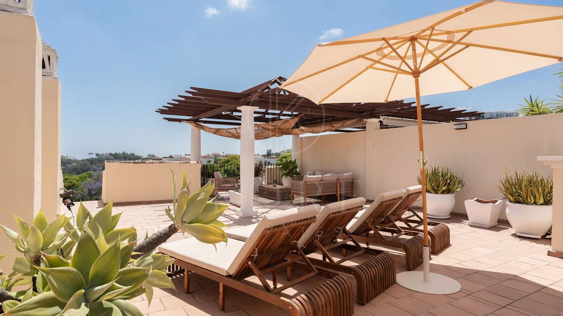 Welcome to this beautifully renovated penthouse offering bright, contemporary living in a tranquil Andalusian urbanization!