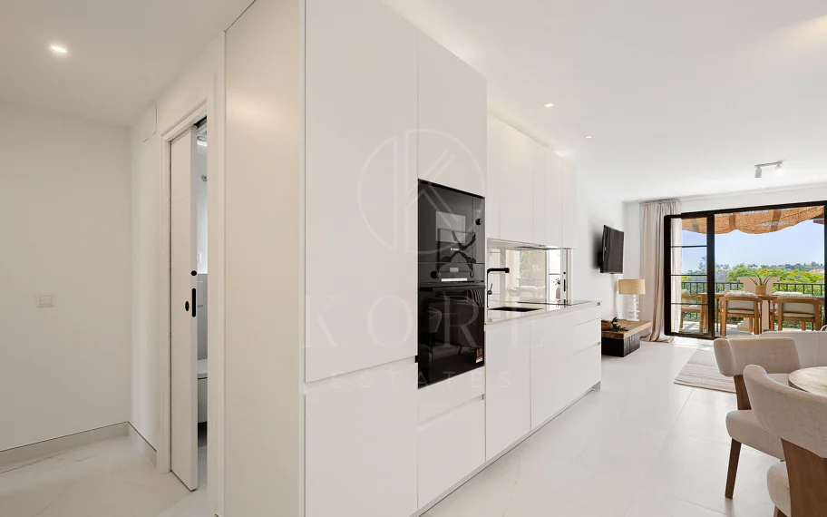 Bienvenido a este hermoso ático renovado que ofrece una vida luminosa y contemporánea en una tranquila urbanización andaluza!