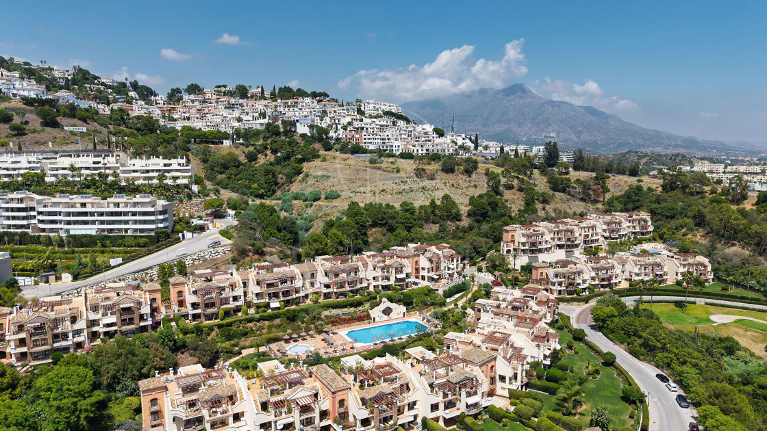 Welcome to this beautifully renovated penthouse offering bright, contemporary living in a tranquil Andalusian urbanization!