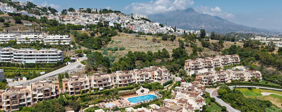 Welcome to this beautifully renovated penthouse offering bright, contemporary living in a tranquil Andalusian urbanization!