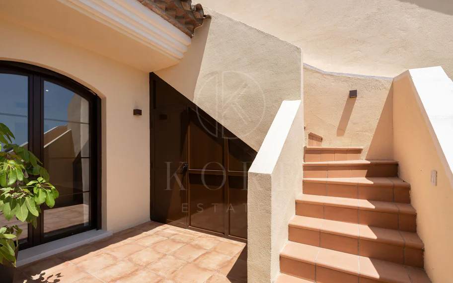 Bienvenido a este hermoso ático renovado que ofrece una vida luminosa y contemporánea en una tranquila urbanización andaluza!