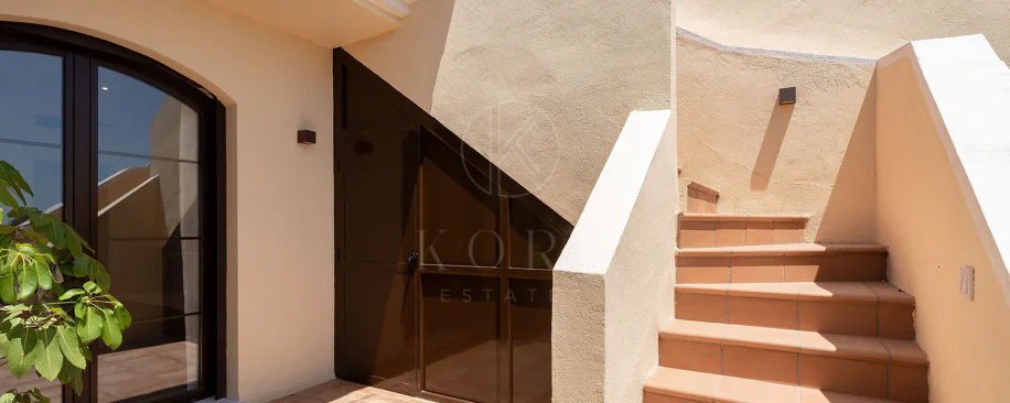 Welcome to this beautifully renovated penthouse offering bright, contemporary living in a tranquil Andalusian urbanization!