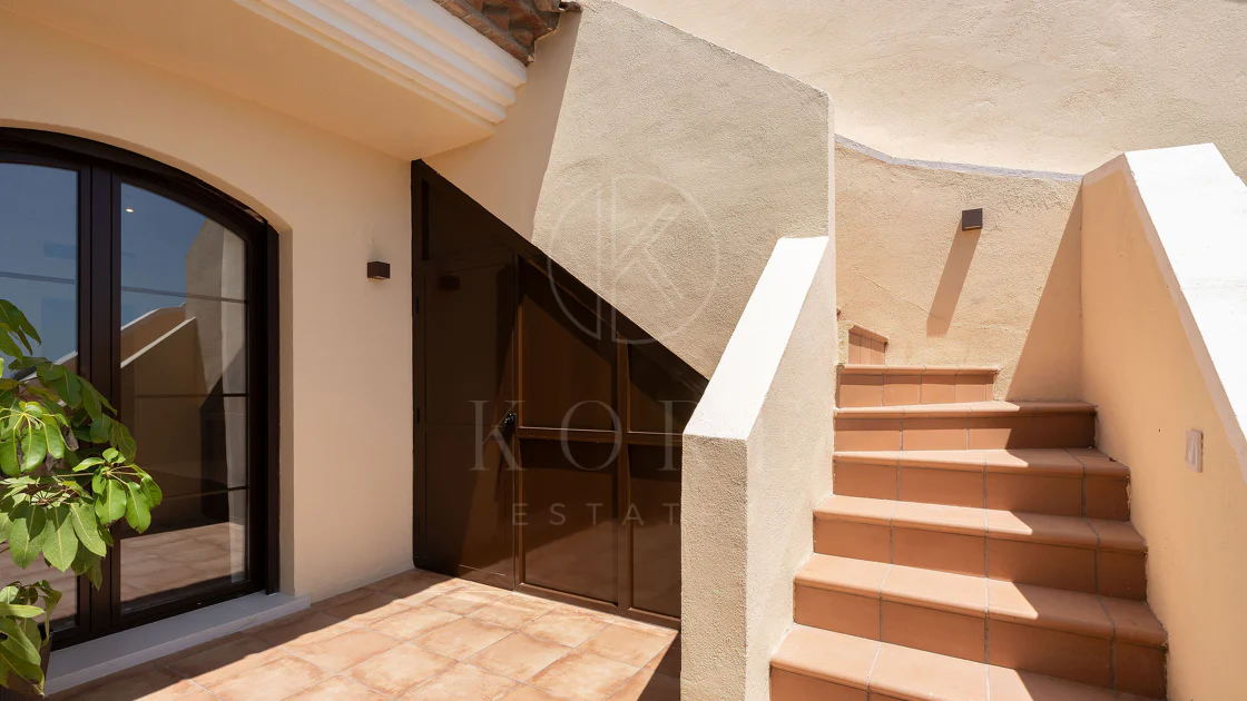 Welcome to this beautifully renovated penthouse offering bright, contemporary living in a tranquil Andalusian urbanization!