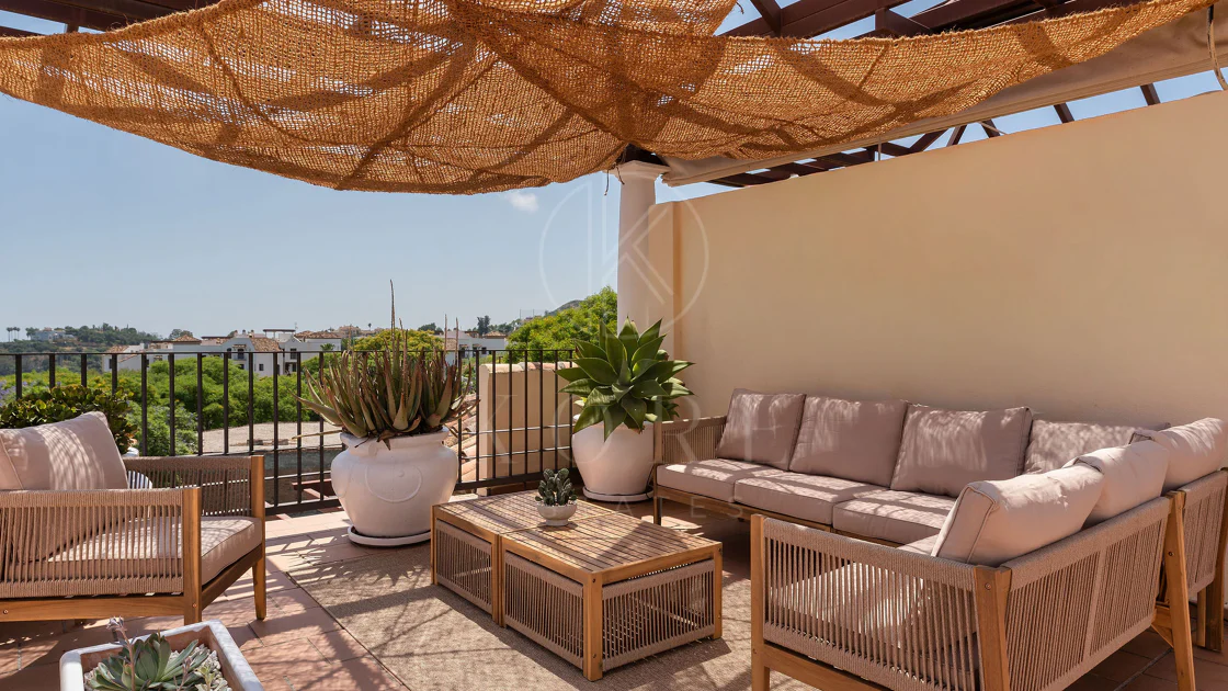 Welcome to this beautifully renovated penthouse offering bright, contemporary living in a tranquil Andalusian urbanization!