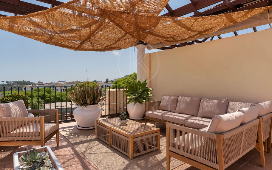Bienvenido a este hermoso ático renovado que ofrece una vida luminosa y contemporánea en una tranquila urbanización andaluza!