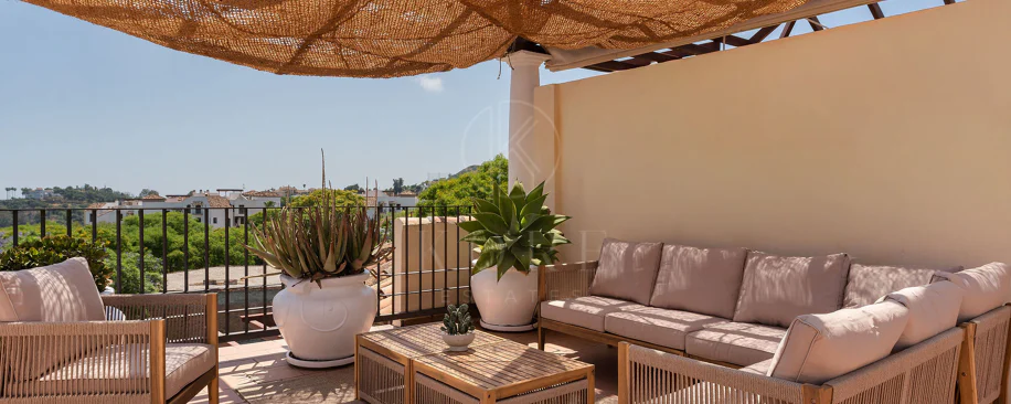 Welcome to this beautifully renovated penthouse offering bright, contemporary living in a tranquil Andalusian urbanization!